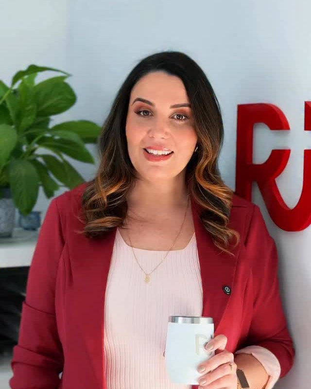 Renata Jaques, advogada previdenciarista, sorrindo em seu escritório em Rio Grande