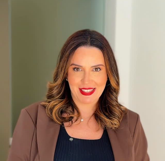 Retrato de Renata Jaques, advogada, em seu escritório